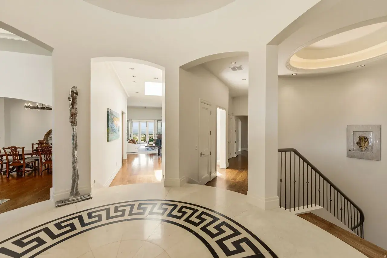 How should buyers compare two homes after a showing in Aven...